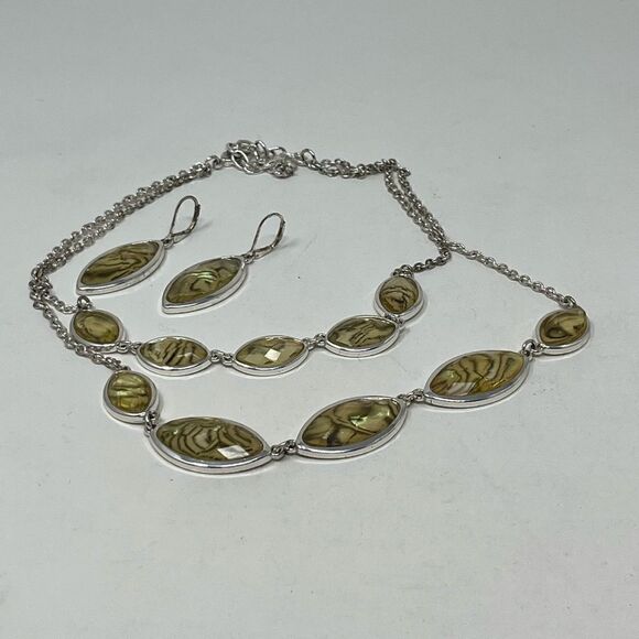 Vintage Gloria Vanderbilt necklace and earring set. - Picture 4 of 10